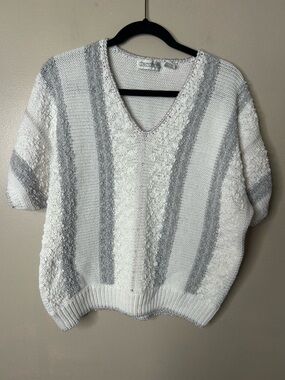 Vintage V-Neck Textured Stripe Sweater - White & Light Gray